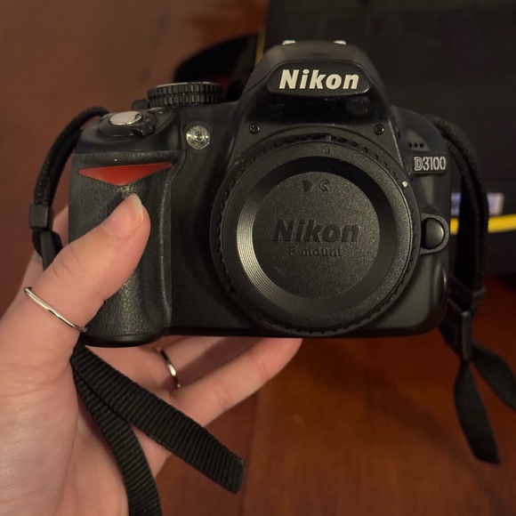 Nikon D3100 with 18-55mm lens + 55-200mm lens - Picture 11 of 17